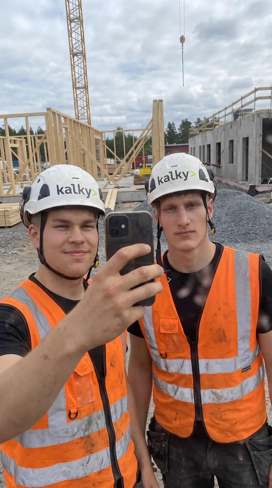 Samu ja Veeti työmaalla Kalky-kypärät päässä